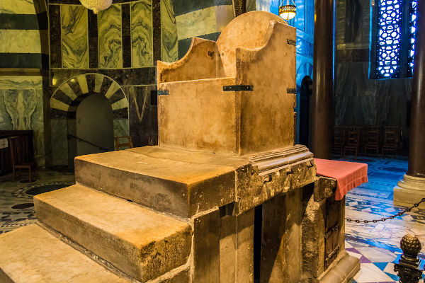 Trono de Carlos Magno que ficava na capital do Império, Aachen.[1