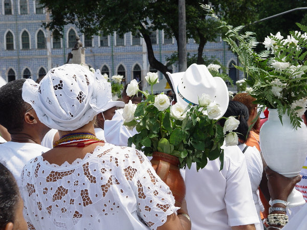 A Lavagem das Escadarias de Bonfim reúne milhares de fiéis anualmente na capital, Salvador. [1]