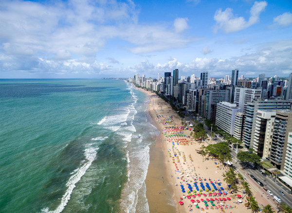 Vista aérea da praia de Boa Viagem, localizada em Recife, no Brasil.