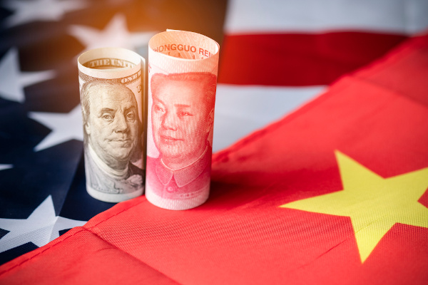 China EUA Moedas da China e dos Estados Unidos sobre as bandeiras de ambos