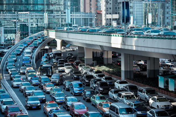 Congestionamento em horário de pico (hora do rush).