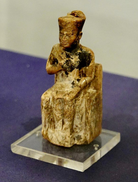 Estátua do faraó Quéops (em egípcio antigo, Khufu), que mandou construir a Pirâmide de Quéops.[6]