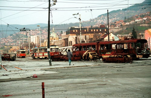 Homem correndo para evitar os atiradores de elite que cercavam Sarajevo em 4 de abril de 1993. Homem correndo para evitar os atiradores de elite que cercavam Sarajevo em 4 de abril de 1993.