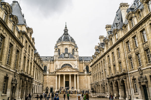 Sorbonne Sorbonne, uma das unidades da Universidade de Paris, foi palco de grandes protestos de estudantes em maio de 1968*