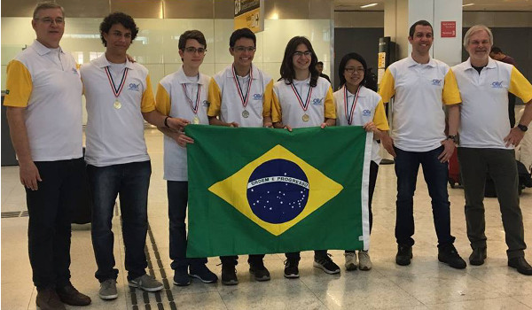 Estudantes comemorando