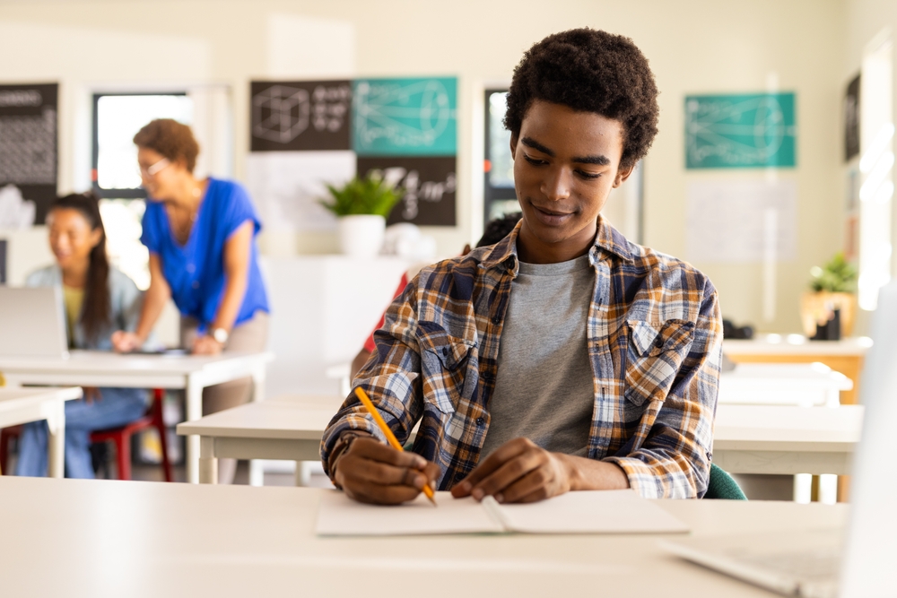 Estudante negro em sala de aula