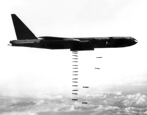 Avião B-52 lançando bombas durante a Guerra do Vietnã