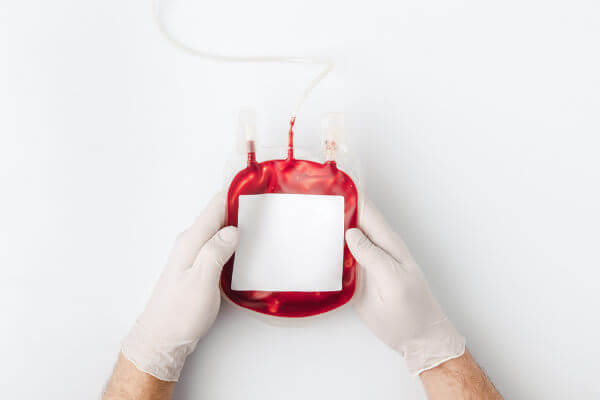 O sangue recebido em doação passará por vários exames antes de ser armazenado.